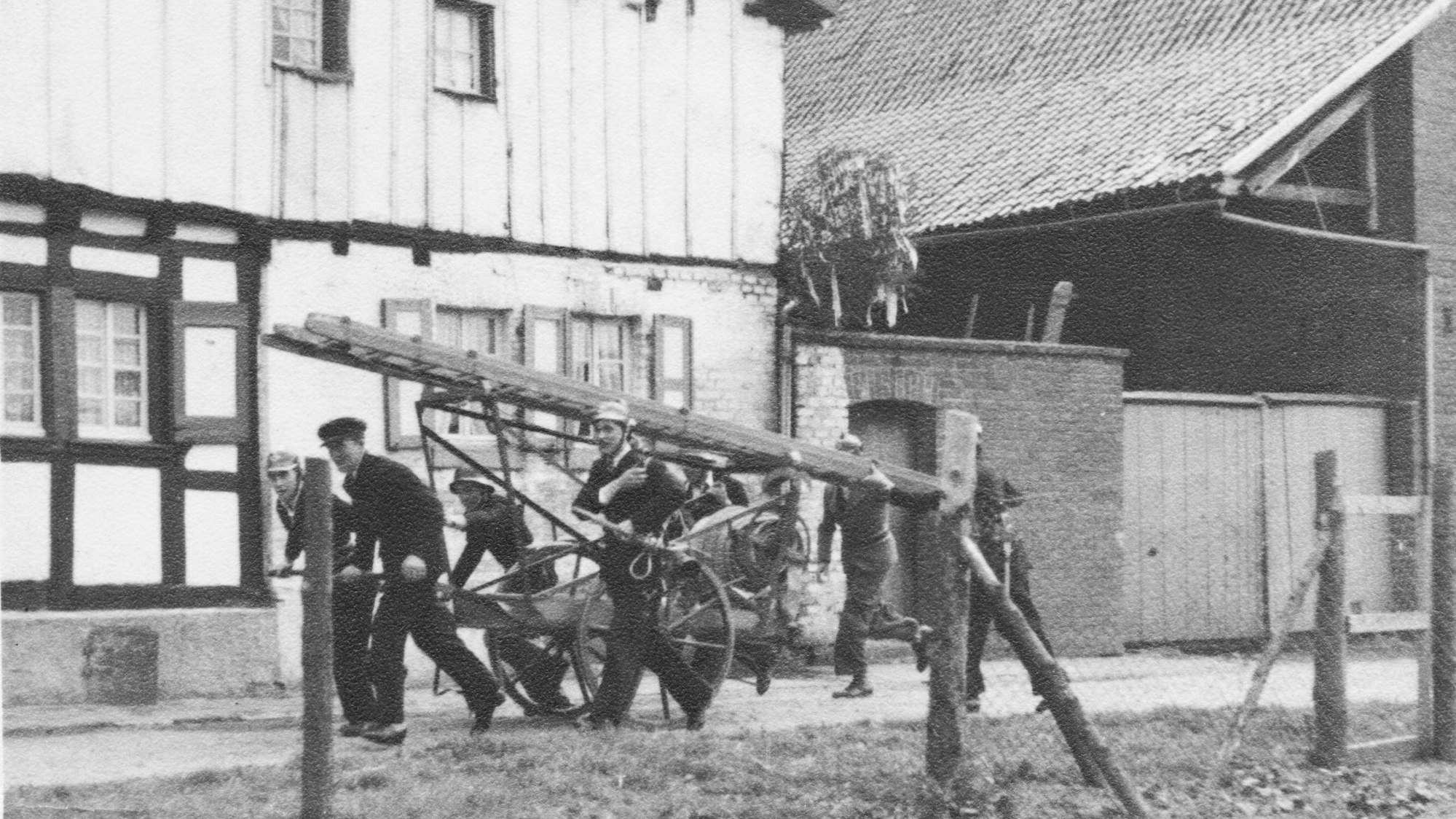 Historisches Schwarz-Weiß-Bildmaterial aus der Hosteler Dorfchronik: Die Löschgruppe Hostel bei Übungen am Frankenring (Ende der 1940-er Jahre).