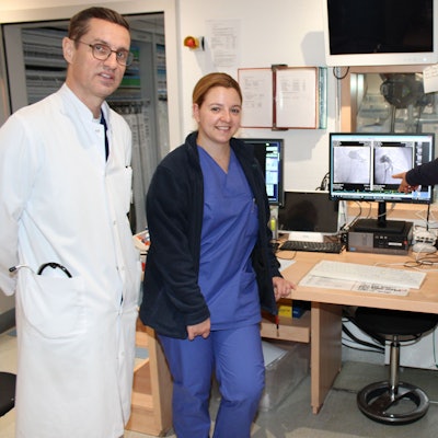 Auf dem Bild sind drei Ärzte vor medizinischen Geräten in einem Krankenhaus zu sehen.