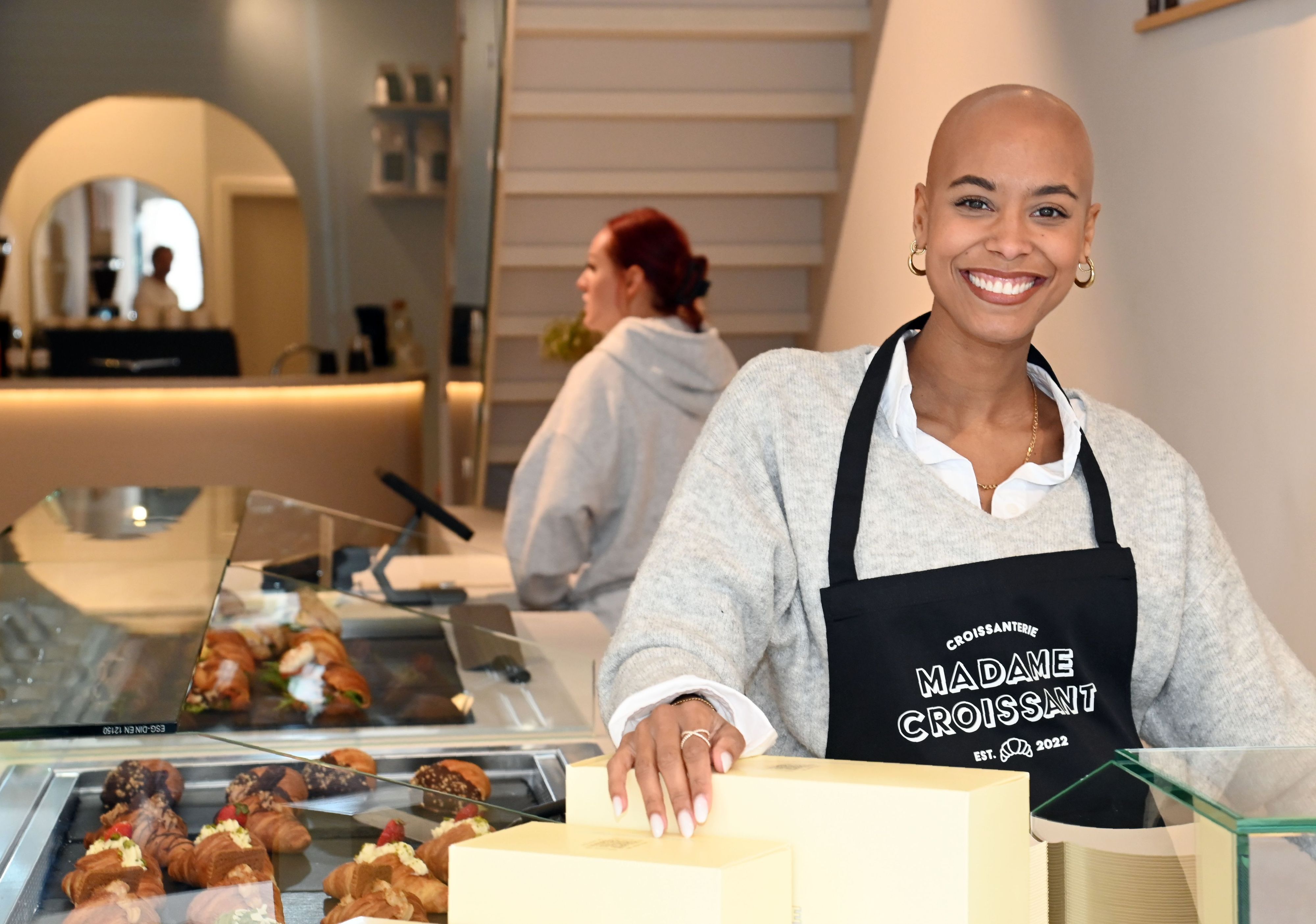 Eröffnung von Madame Croissant im November 2025 auf der Ehrenstraße. Schauspielerin und Model Sharon Battiste übernimmt Nebenrolle in RTL-Serie „Alles was zählt“