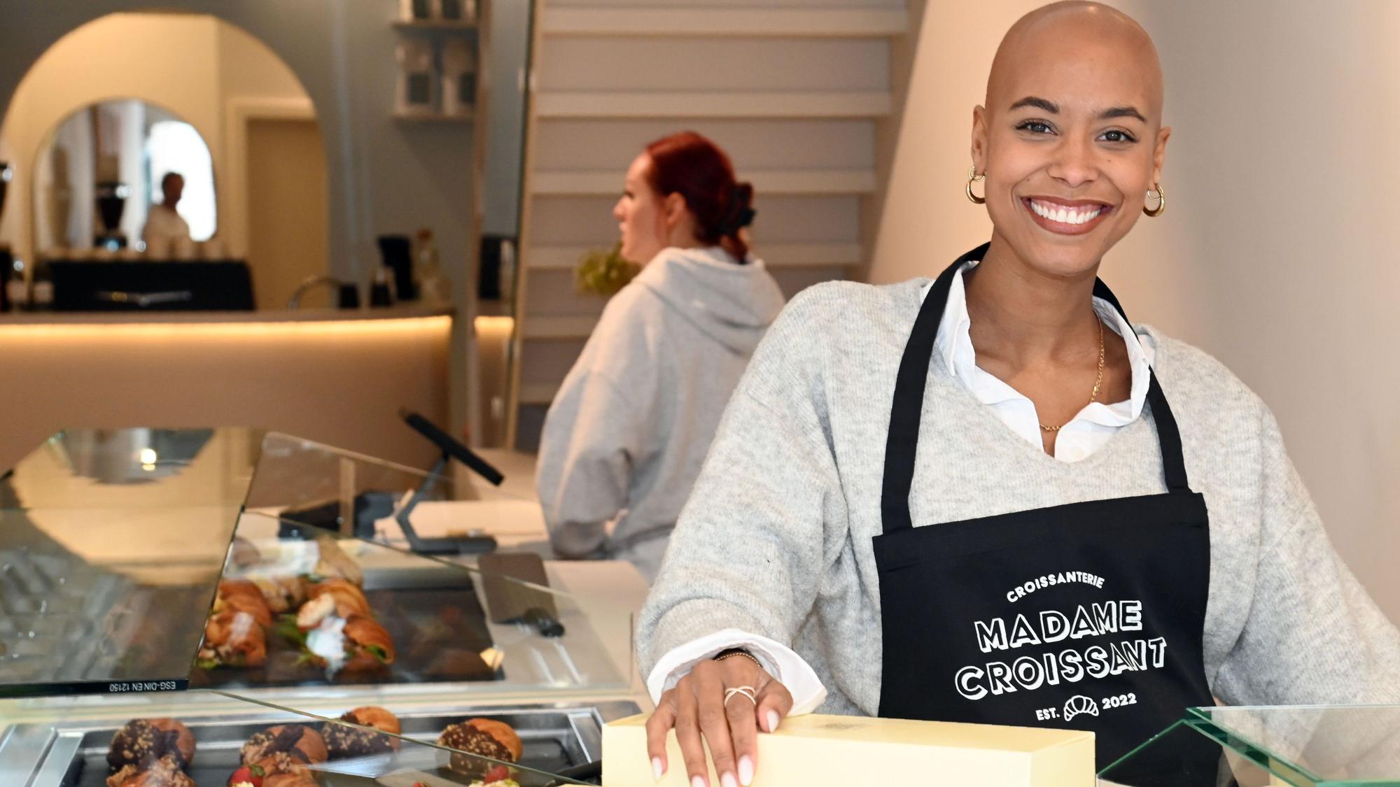 Eröffnung von Madame Croissant im November 2025 auf der Ehrenstraße. Schauspielerin und Model Sharon Battiste übernimmt Nebenrolle in RTL-Serie „Alles was zählt“