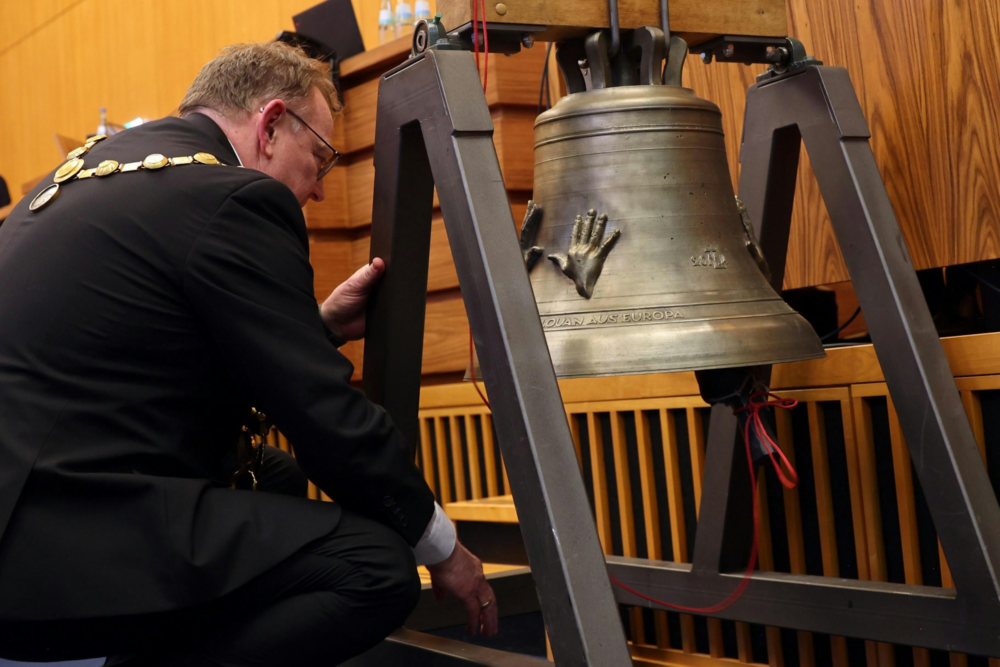 Nach seiner Rede ließ Burmester im Ratssaal die Friedensglocke aus Chorweiler erklingen.