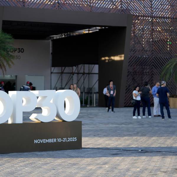 Ein Schriftzug für den bevorstehenden UN-Klimagipfel COP30 steht vor dem Pressezentrum in Belem im brasilianischen Bundesstaat Para.