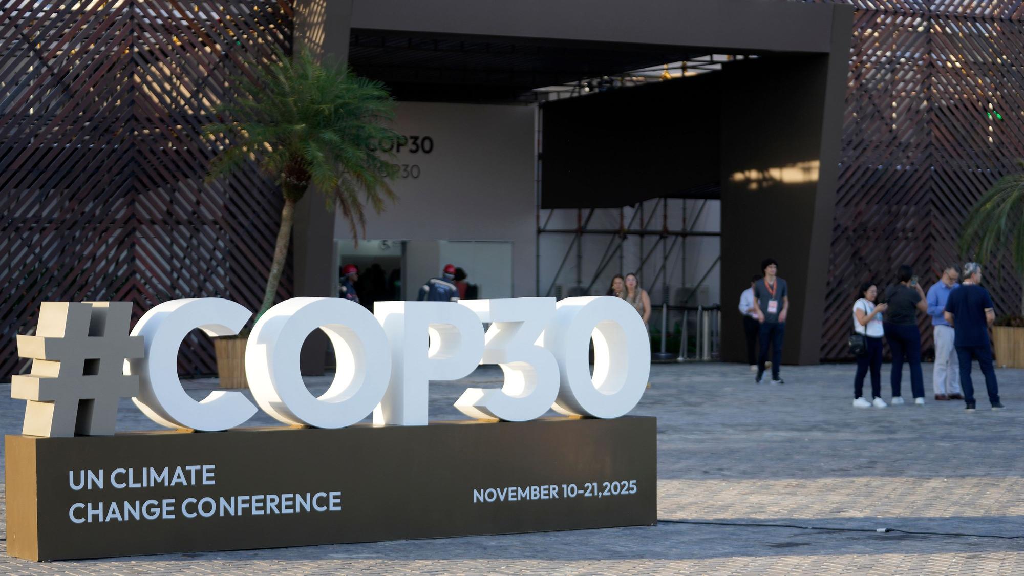 Ein Schriftzug für den bevorstehenden UN-Klimagipfel COP30 steht vor dem Pressezentrum in Belem im brasilianischen Bundesstaat Para.