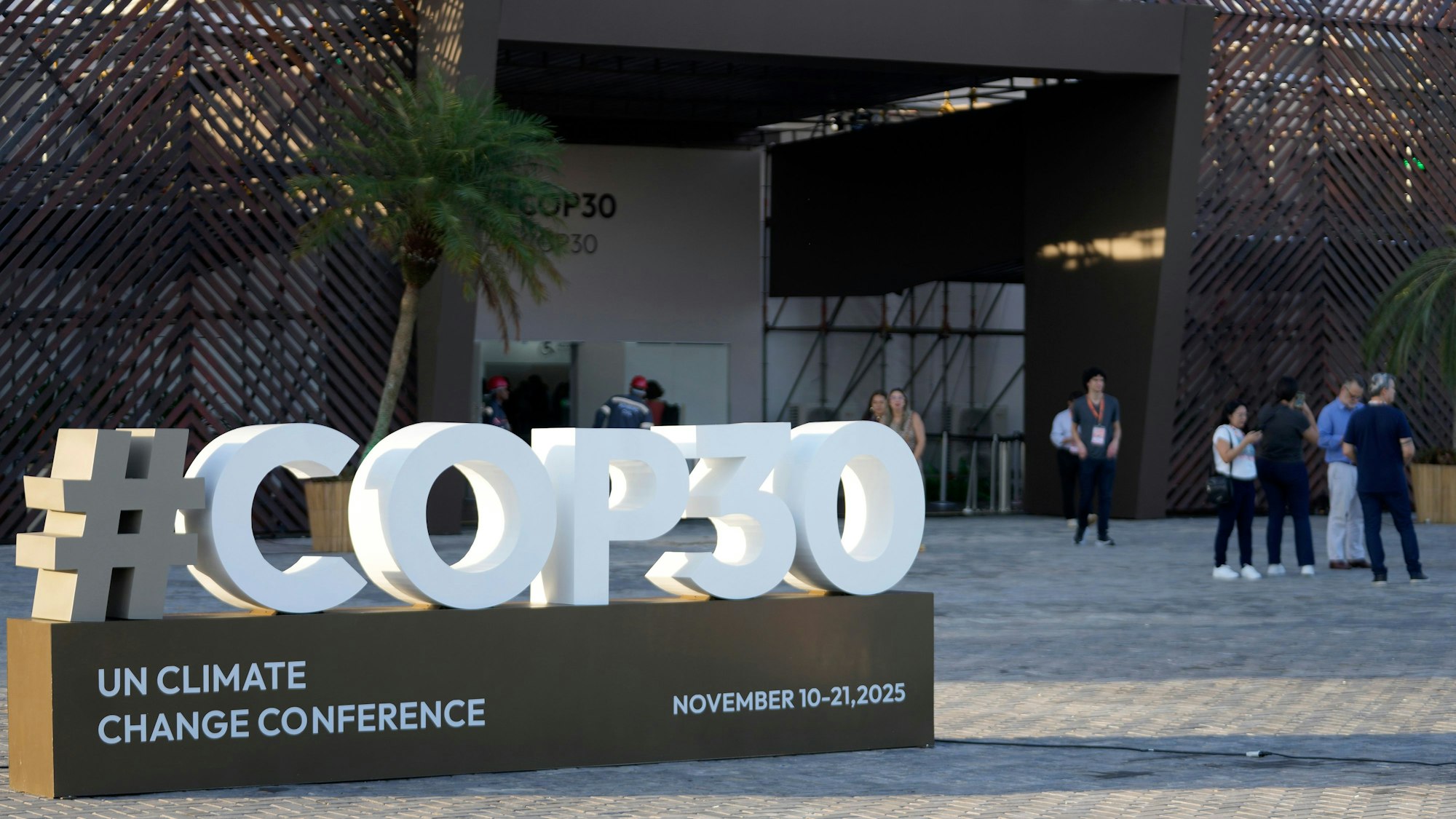 Ein Schriftzug für den bevorstehenden UN-Klimagipfel COP30 steht vor dem Pressezentrum in Belem im brasilianischen Bundesstaat Para.