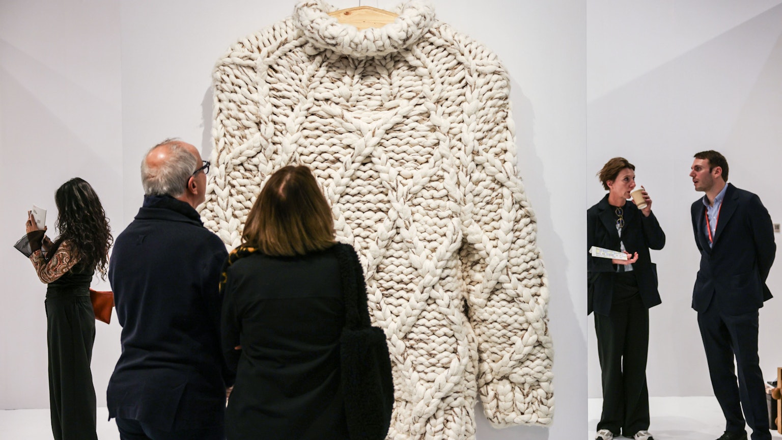 Köln: Besucher schauen sich ein Kunstwerk des Künstlerduos Daniel Dewar and Grégory Gicquel auf Kunstmesse Art Cologne an.