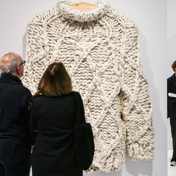Köln: Besucher schauen sich ein Kunstwerk des Künstlerduos Daniel Dewar and Grégory Gicquel auf Kunstmesse Art Cologne an.
