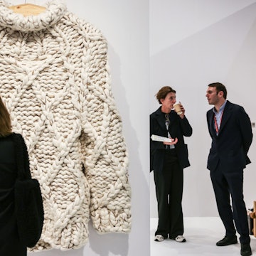 Köln: Besucher schauen sich ein Kunstwerk des Künstlerduos Daniel Dewar and Grégory Gicquel auf Kunstmesse Art Cologne an.