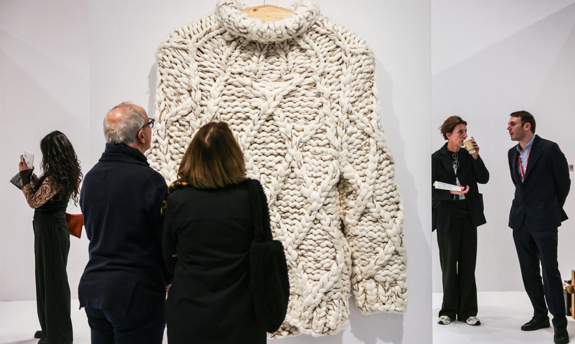 Köln: Besucher schauen sich ein Kunstwerk des Künstlerduos Daniel Dewar and Grégory Gicquel auf Kunstmesse Art Cologne an.