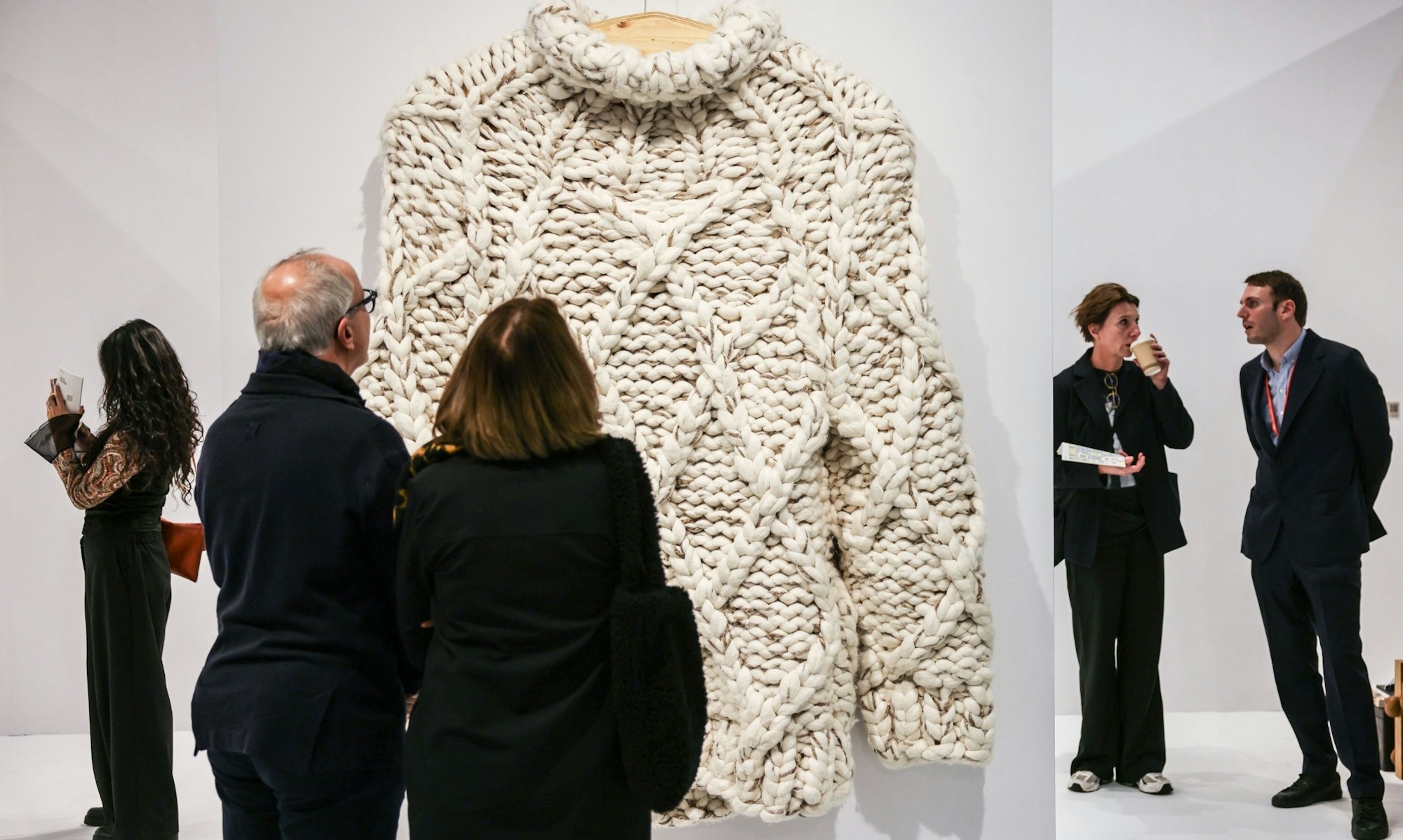 Köln: Besucher schauen sich ein Kunstwerk des Künstlerduos Daniel Dewar and Grégory Gicquel auf Kunstmesse Art Cologne an.