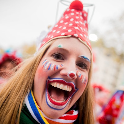 Eine Jeckin feiert den Beginn der Karnevalsession.