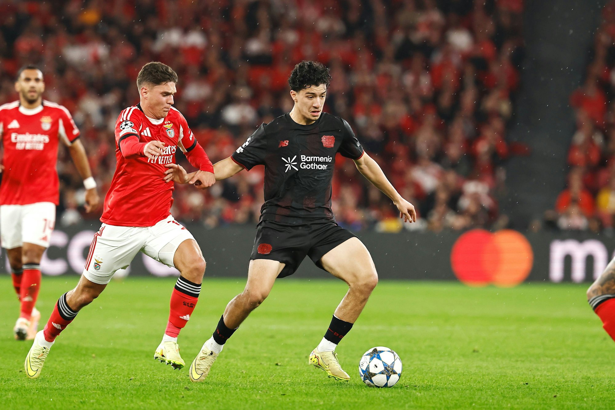 Gelungenes Debüt auf der Doppelsechs: Bayer-Youngster Ibrahim Maza (r. gegen Georgiy Sudakov) war in Lissabon „Man of the Match“.