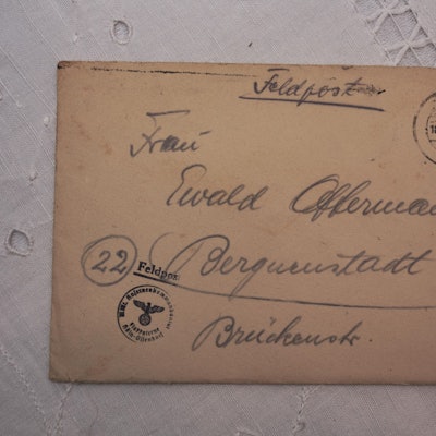 Das Foto zeigt einen adressierten Briefumschlag mit dem Vermerk "Feldpost".