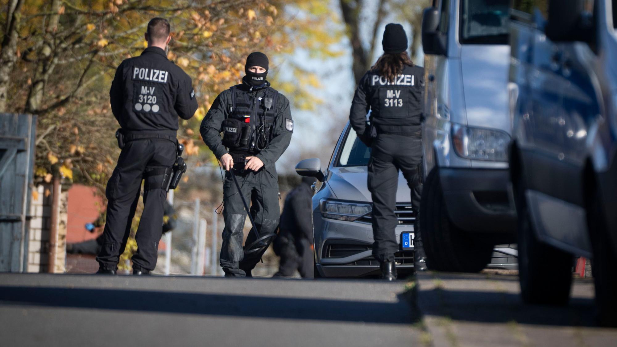 Ein Beamter der Polizei hält eine Sonde in der Hand. Nach zahlreichen Hinweisen bei „Aktenzeichen XY“ durchsuchte die Polizei mehrere Objekte in Reimershagen und im Nachbarort Rum Kogel.