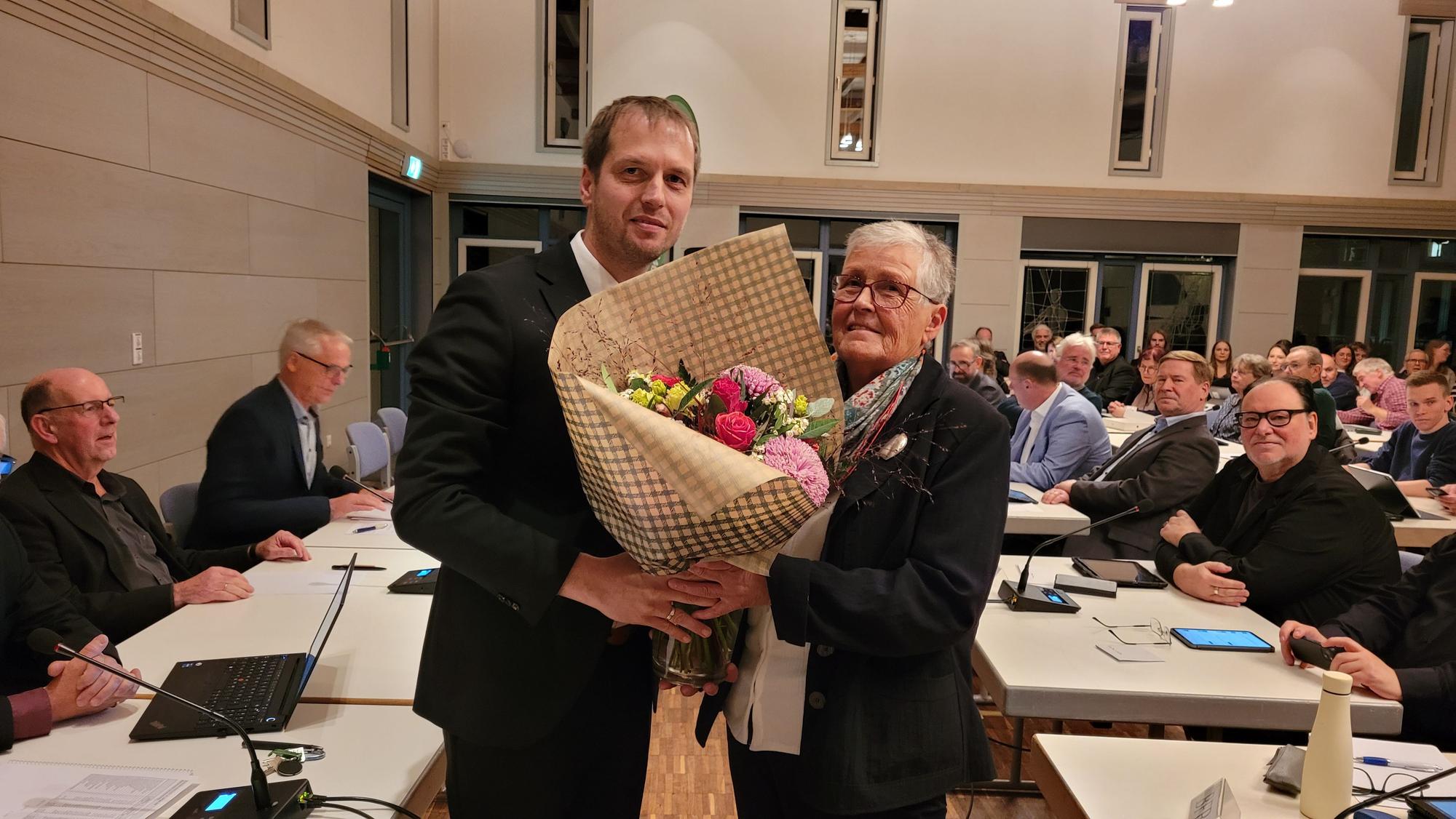 Das Foto zeigt Viola Rossol-Pfau mit Bürgermeister Mario Bredow
