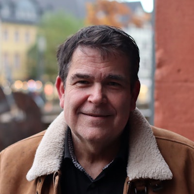 Thomas Bell lächelt in die Kamera.