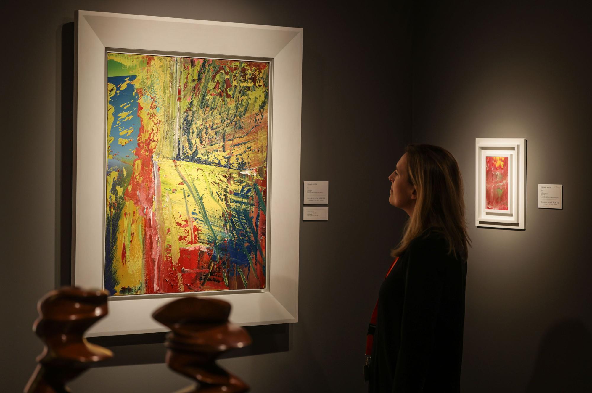 Köln: Eine Galeristin steht vor dem Bild „U.L.“ von Gerhard Richter, das zu einem Preis von 3.2 Millionen Euro verkauft werden soll.