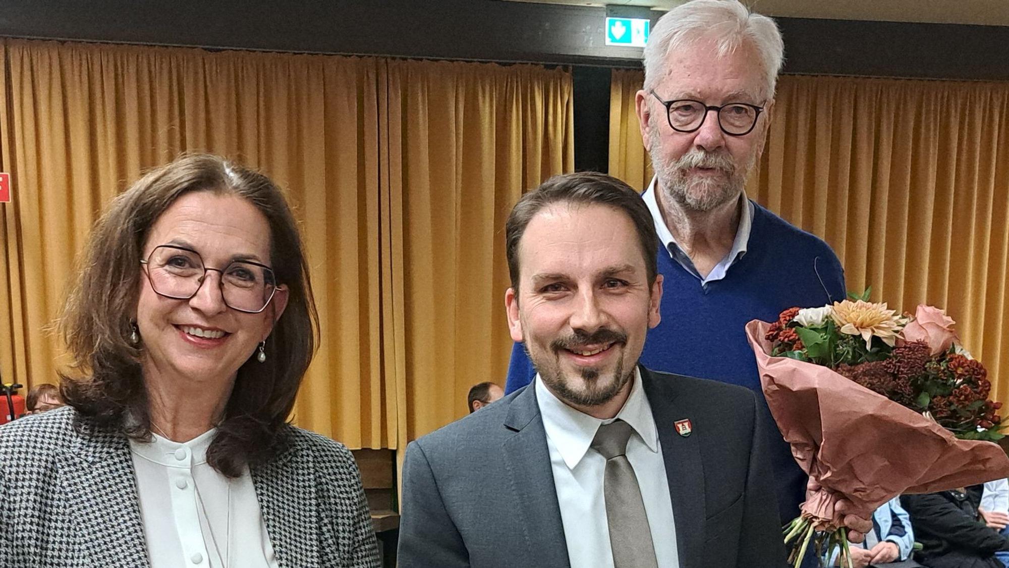Barbara Lülsdorf (CDU), hier nach ihrer Wahl zur Niederkasseler Vizebürgermeisterin mit Bürgermeister Matthias Großgarten (mitte) und dem weiteren Vize-Bürgermeister Friedemann Immer, steht wegen Äußerungen über den SPD-Fraktionsvorsitzenden Aziz Cöcelli in der Kritik.