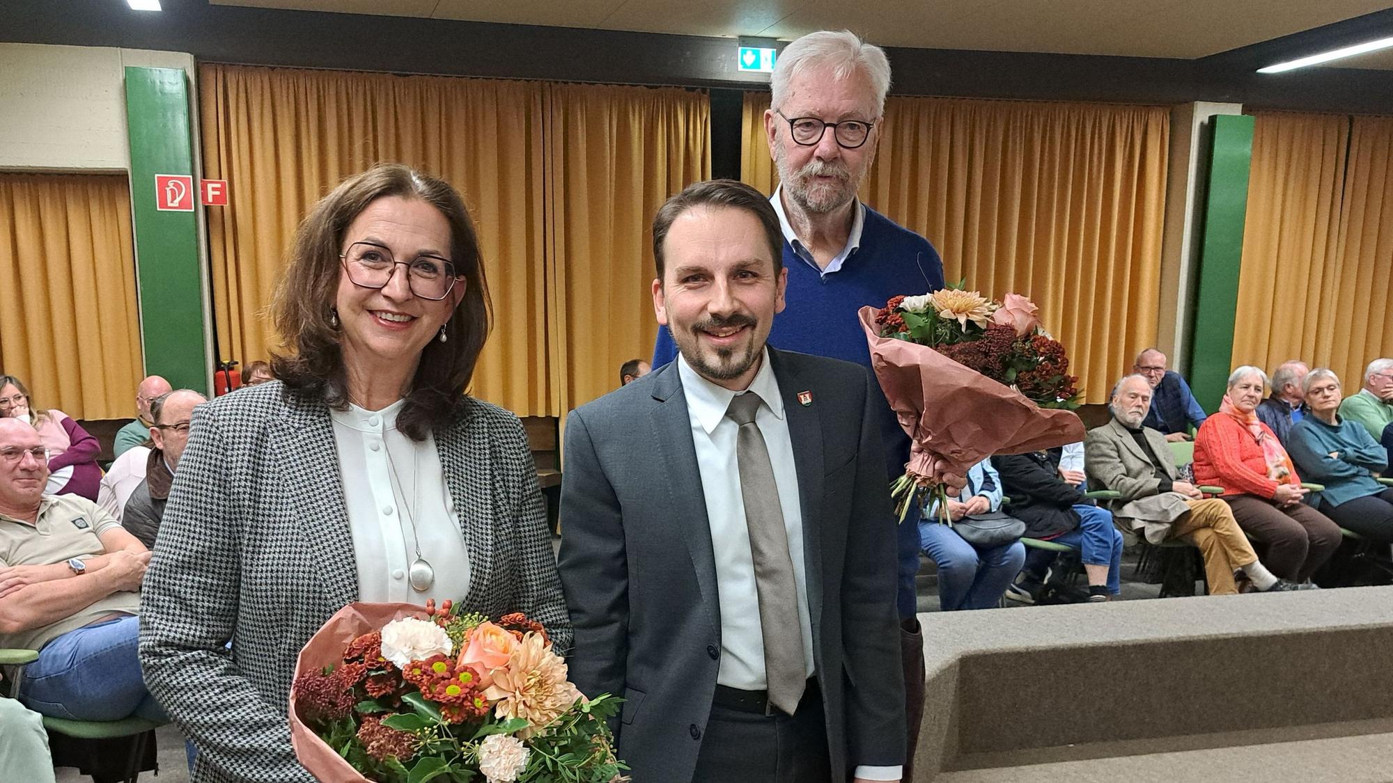 Niederkassels Bürgermeister Matthias Großgarten (Mitte) mit seinen neu gewählten Stellvertretern Friedemann Immer und Barbara Lülsdorf.
