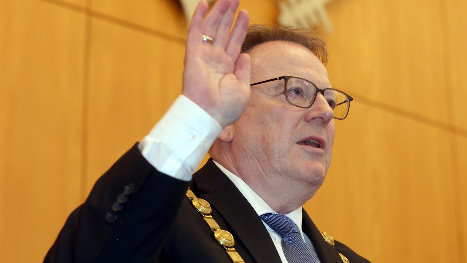 Bei seinem Amtseid trug Torsten Burmester die goldene Amtskette.