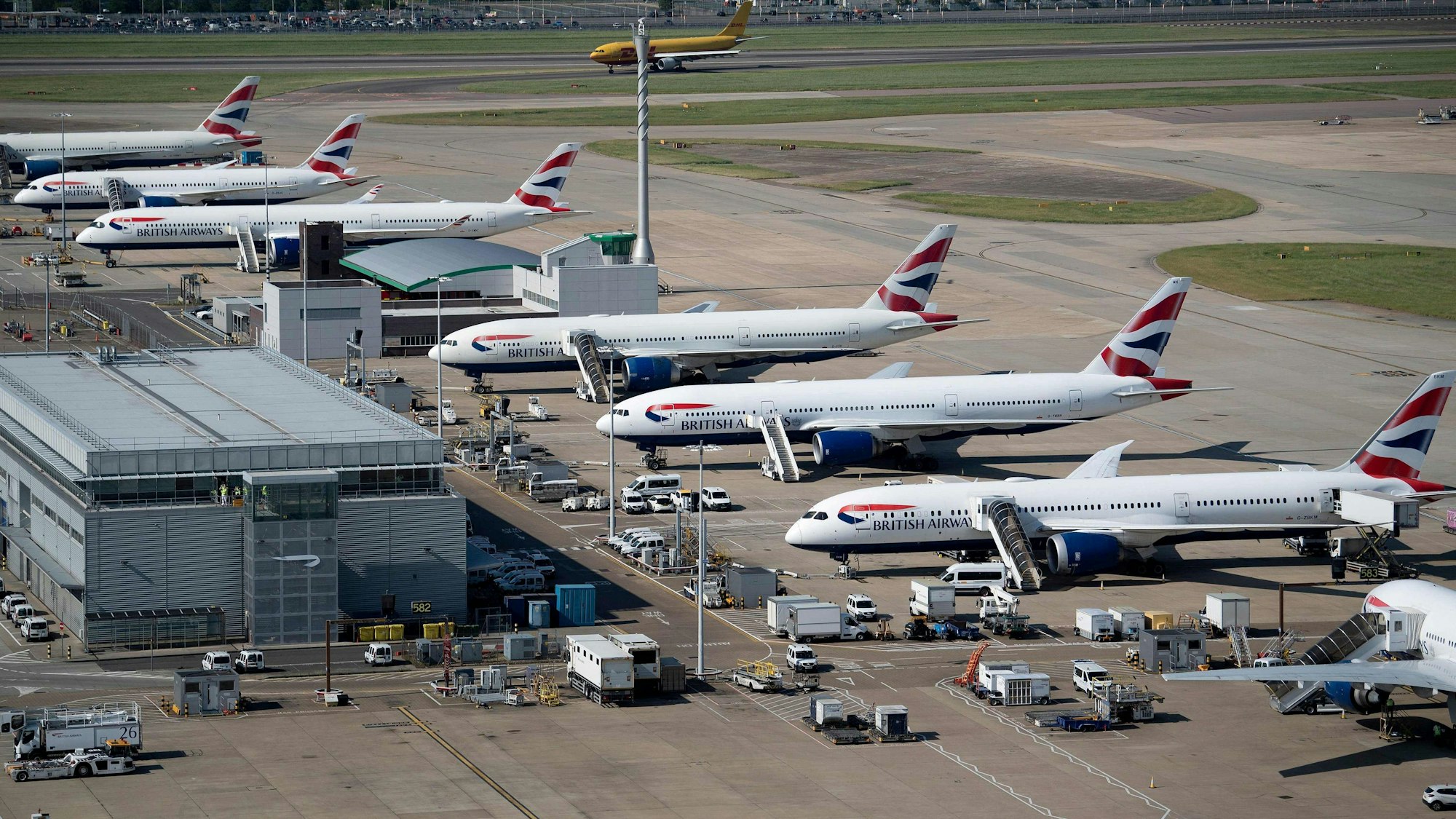 Flugzeuge von British Airways parken am Flughafen in Heathrow.