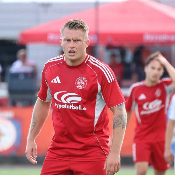 Marvin Iskra schaut konzentriert. Im Hintergrund fährt sich ein Mitspieler mit der Hand durchs Haar.