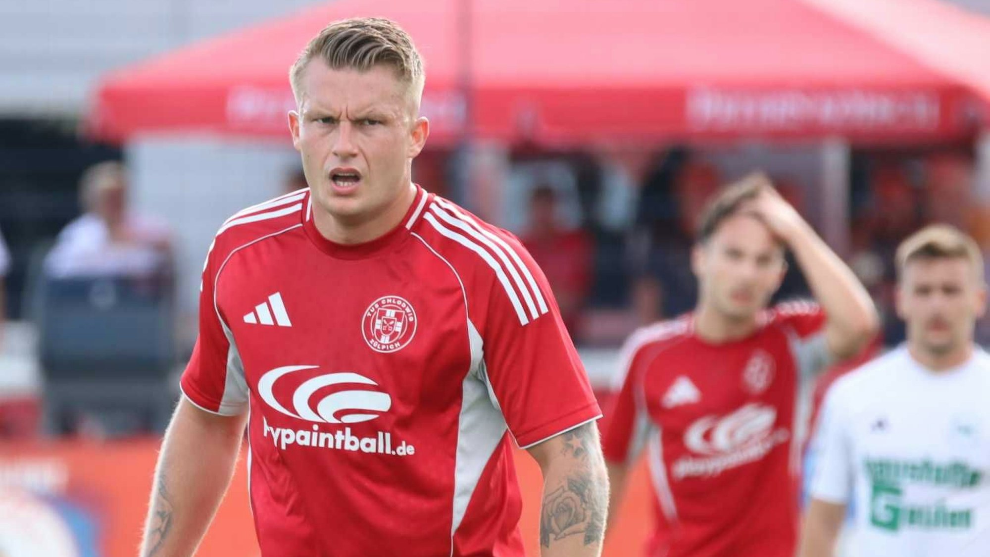 Marvin Iskra schaut konzentriert (und ein wenig grimmig) drein.