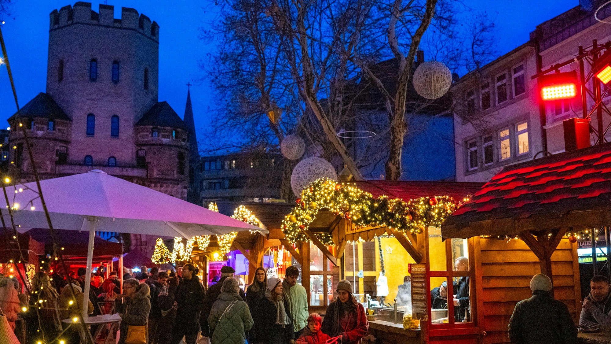 Der Weihnachtsmarkt auf dem Chlodwigplatz.