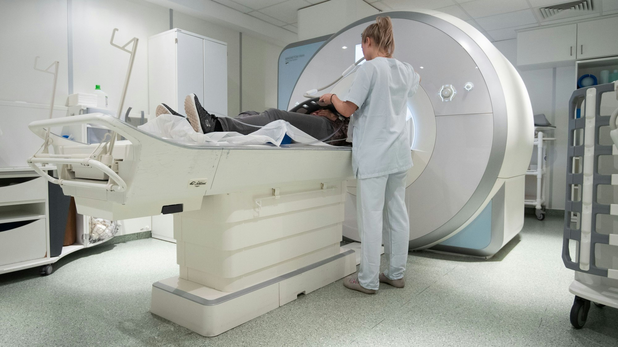 Während des Behandlungszeitraums sind teils MRT-Untersuchungen zur Kontrolle nötig. (Symbolbild)