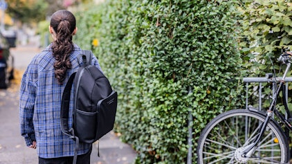 Ariana auf ihrem Weg zum Gymnasium. Einem Weg, der in ihrer alten Heimat Afghanistan lebensgefährlich und unmöglich wäre.