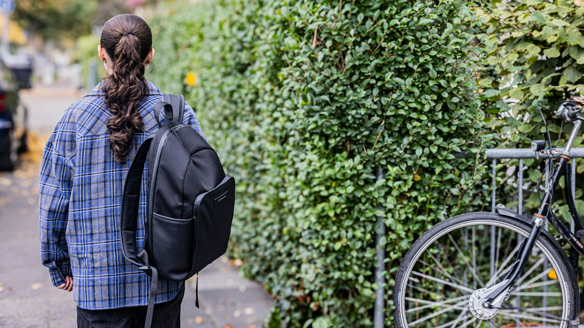 Ariana auf ihrem Weg zum Gymnasium. Einem Weg, der in ihrer alten Heimat Afghanistan lebensgefährlich und unmöglich wäre.