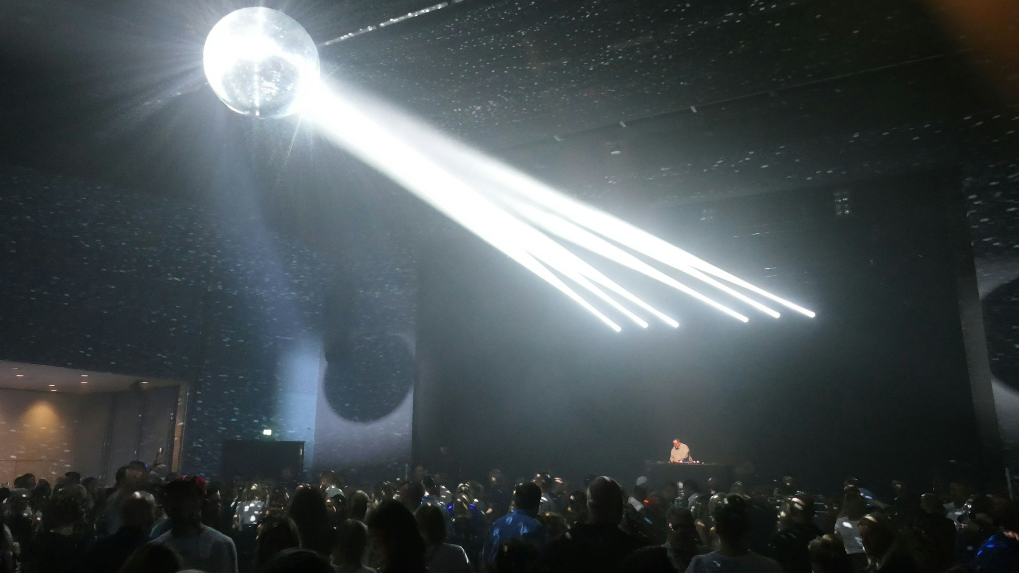 Die Discokugel dreht sich und sorgt bei der Ü30-Party in der Stadthalle Troisdorf für eine besondere Atmosphäre.