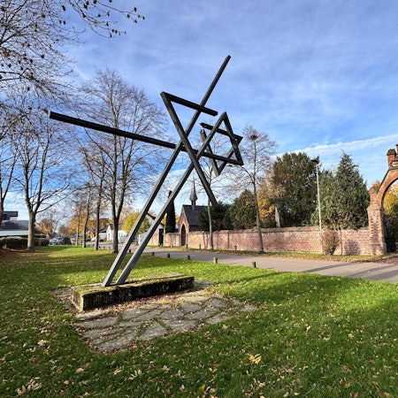 Ein Mahnmal, hergestellt aus Metall, es zeigt einen Judenstern.