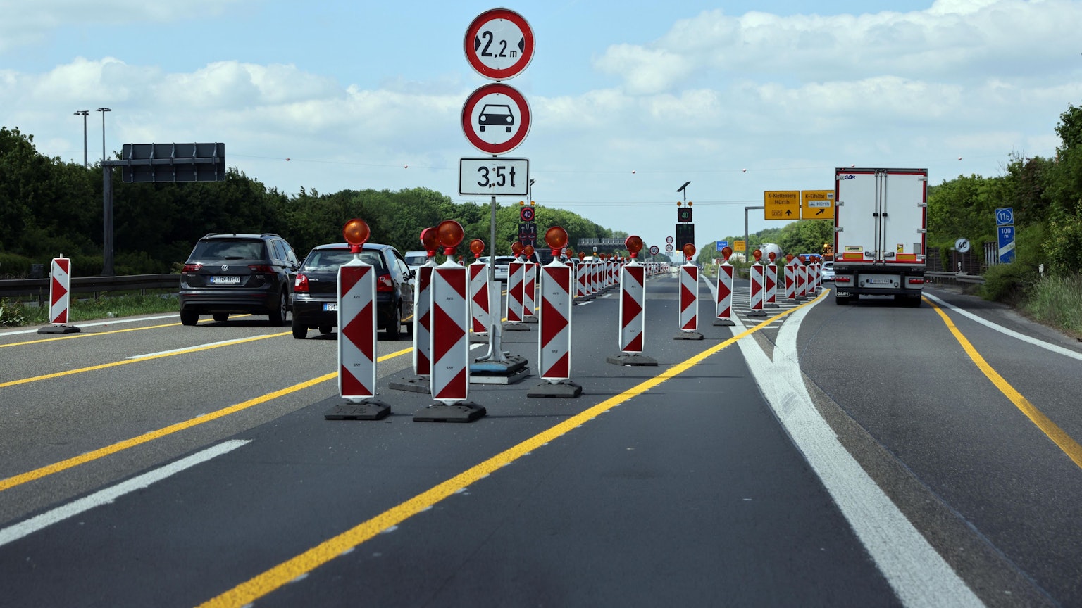 Verengte Fahrspuren auf der A4 in Höhe Eifeltor.
