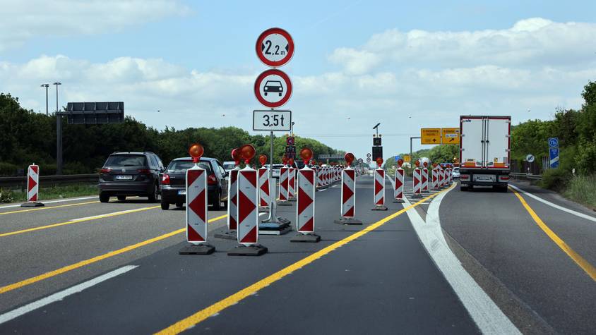 Engstelle auf der A4 in Köln im Bereich Containerterminal Eifeltor.