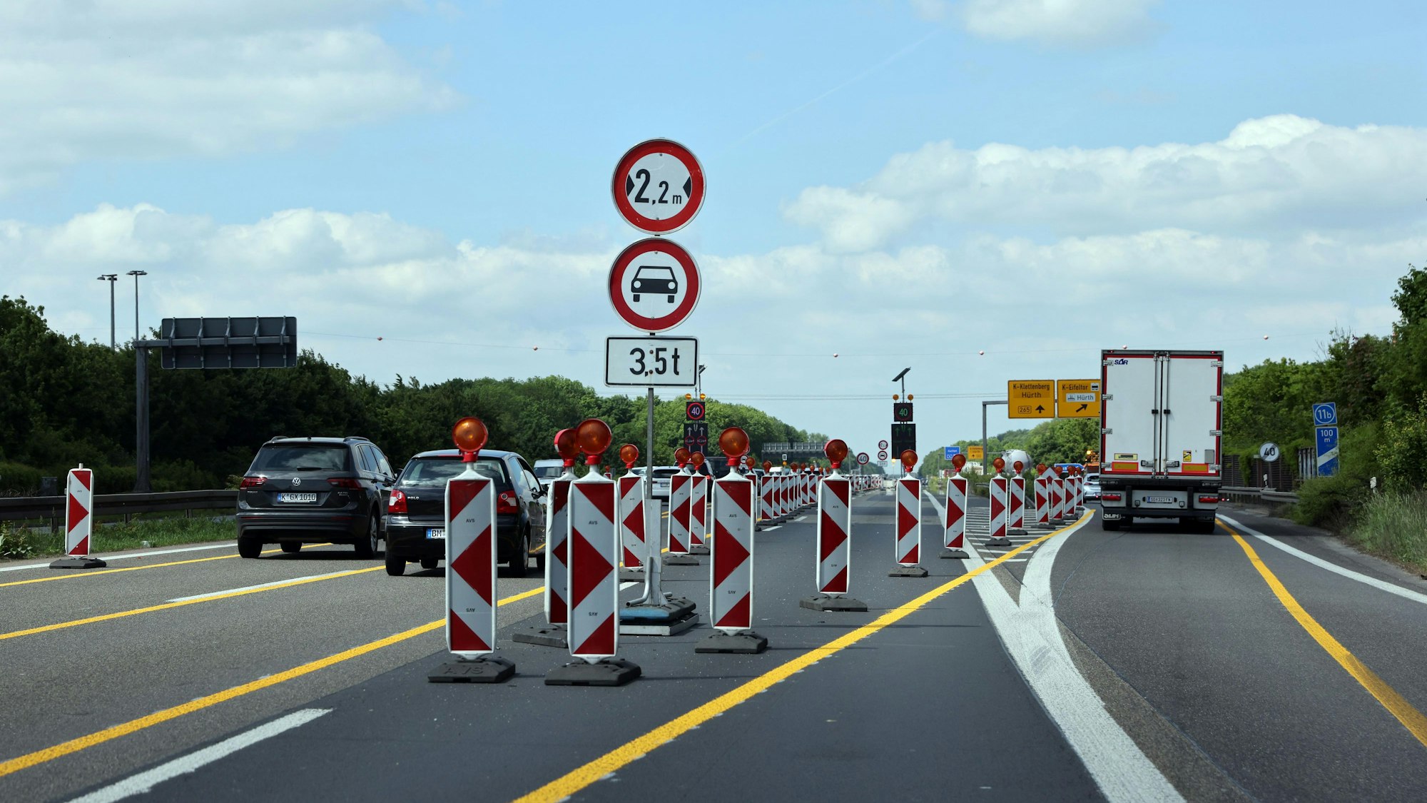 Verengte Fahrspuren auf der A4 in Höhe Eifeltor.