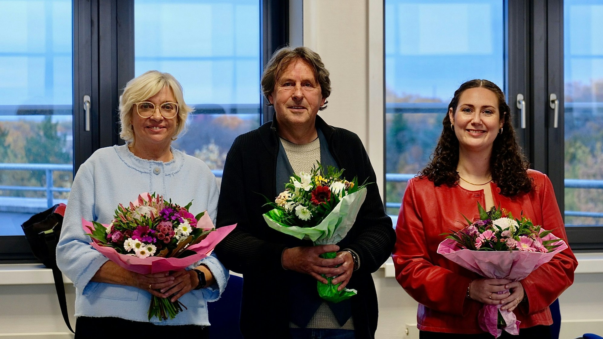 Der neue Bezirksbürgermeister Roland Schüler mit seinen Stellvertreterinnen Bettina Spillmann (l.) und Angelika Scherb.