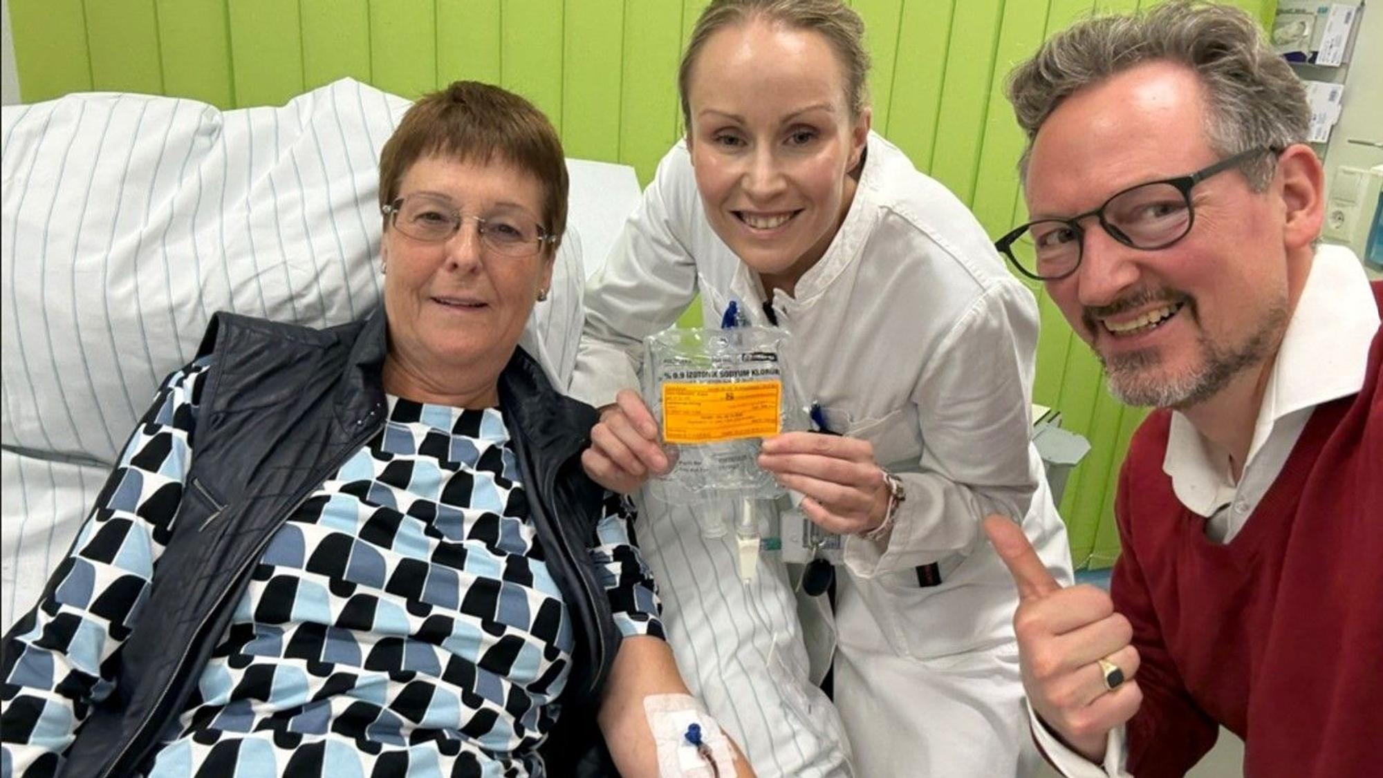 Beim ersten Termin zur Lecanemab-Gabe in der Uniklinik Bonn wurde Klara Winterhoff (l.) von dem Arzt und TV-Star Eckart von Hirschhausen für einen Dreh begleitet. Die Behandlung überwachte Neurologin Dr. Nadine Zimmermann.