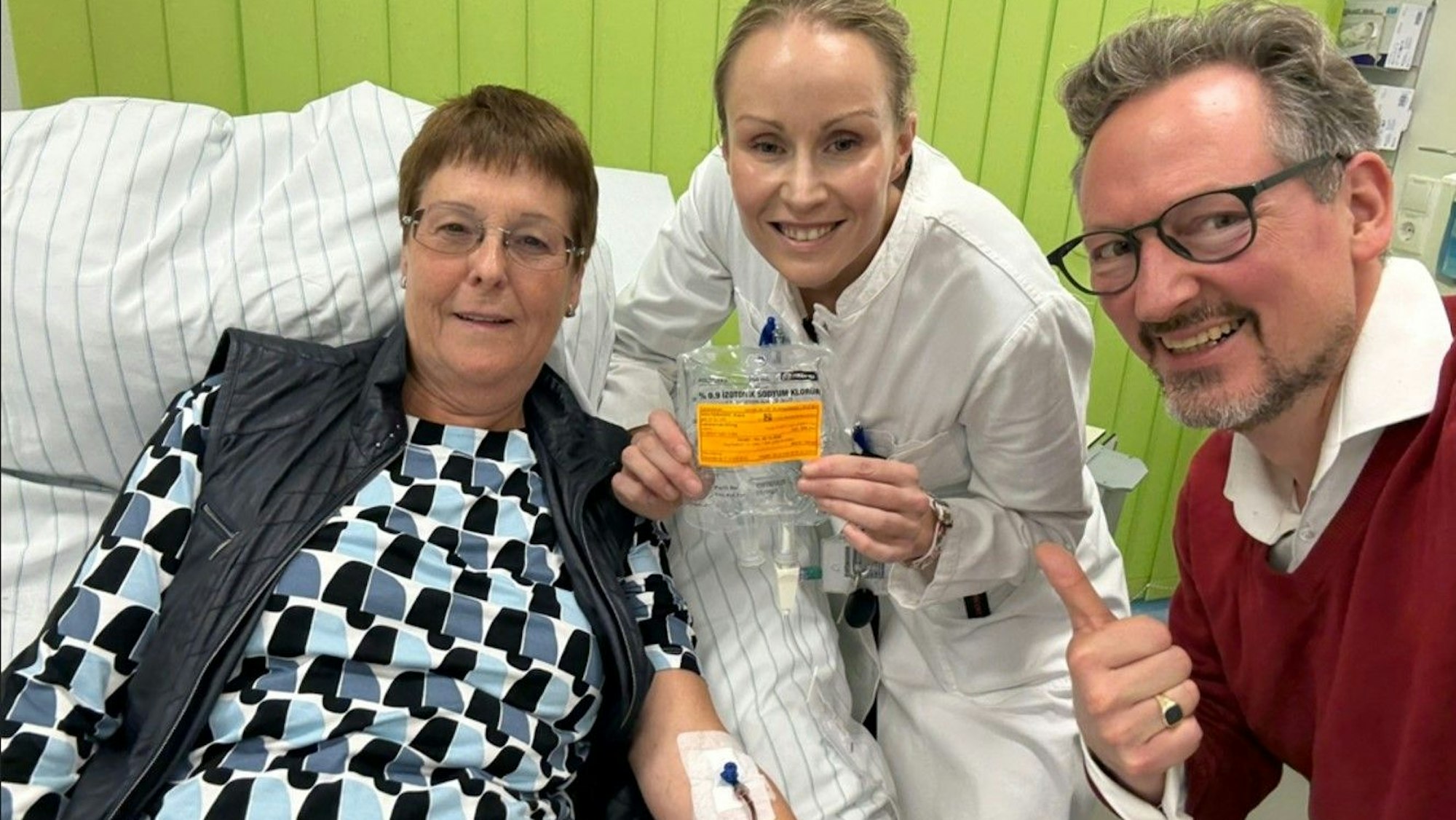 Beim ersten Termin zur Lecanemab-Gabe in der Uniklinik Bonn wurde Klara Winterhoff (l.) von dem Arzt und TV-Star Eckart von Hirschhausen für einen Dreh begleitet. Die Behandlung überwachte Neurologin Dr. Nadine Zimmermann.