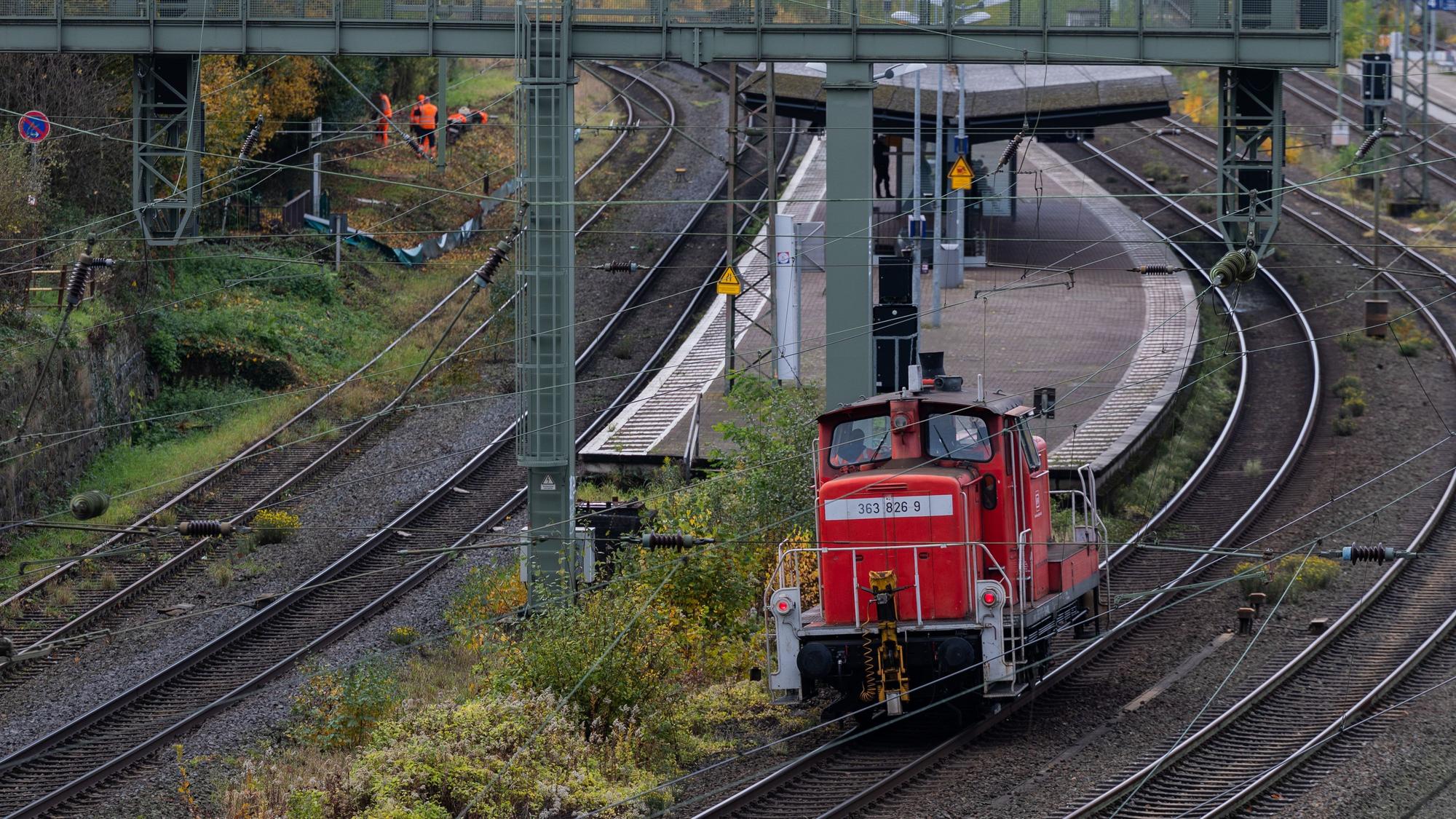 Erste Vorarbeiten für die geplante Generalsanierung werden am Bahnhof Haan-Gruiten durchgeführt. Von Februar bis Juli 2026 soll die Strecke Hagen-Wuppertal-Köln generalsaniert werden.