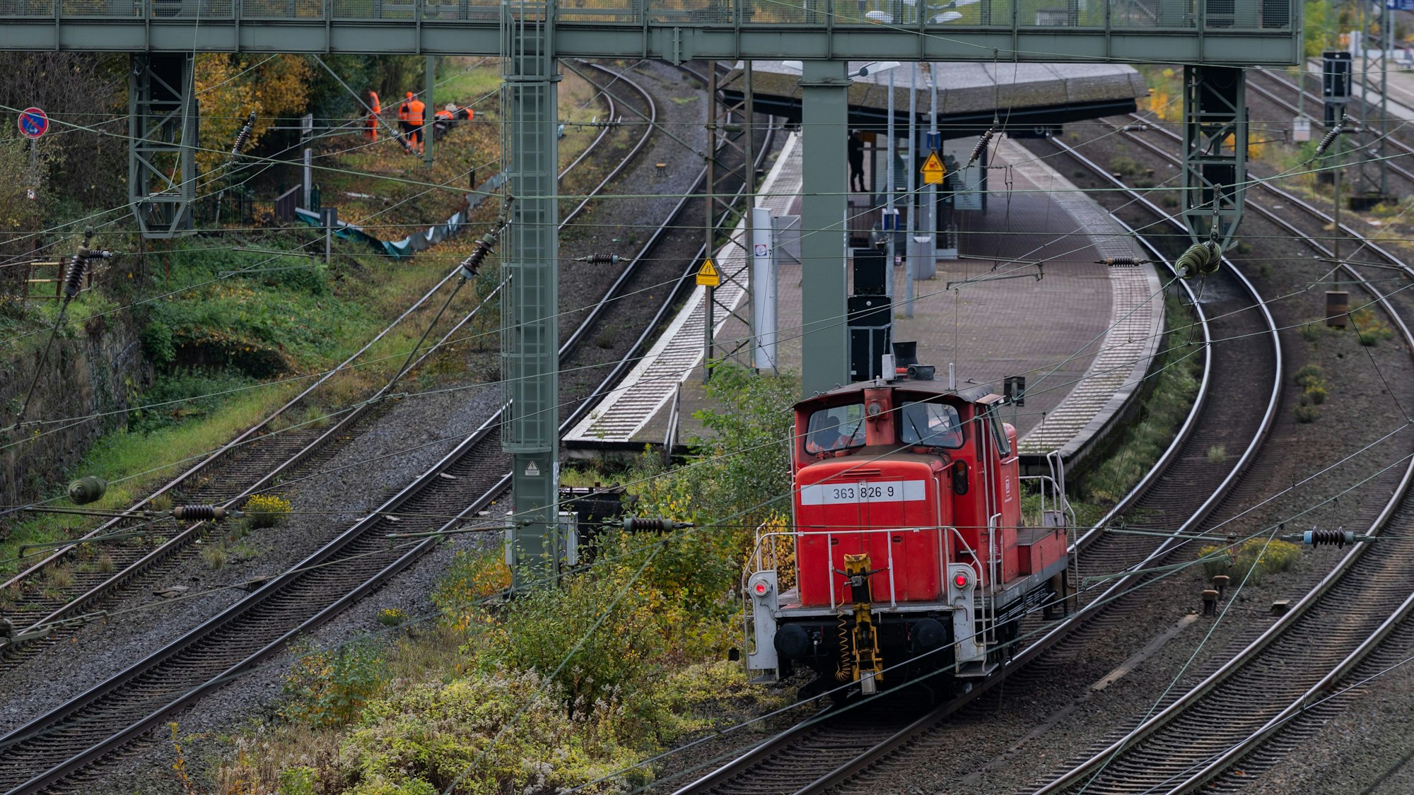 Erste Vorarbeiten für die geplante Generalsanierung werden am Bahnhof Haan-Gruiten durchgeführt. Von Februar bis Juli 2026 soll die Strecke Hagen-Wuppertal-Köln generalsaniert werden.