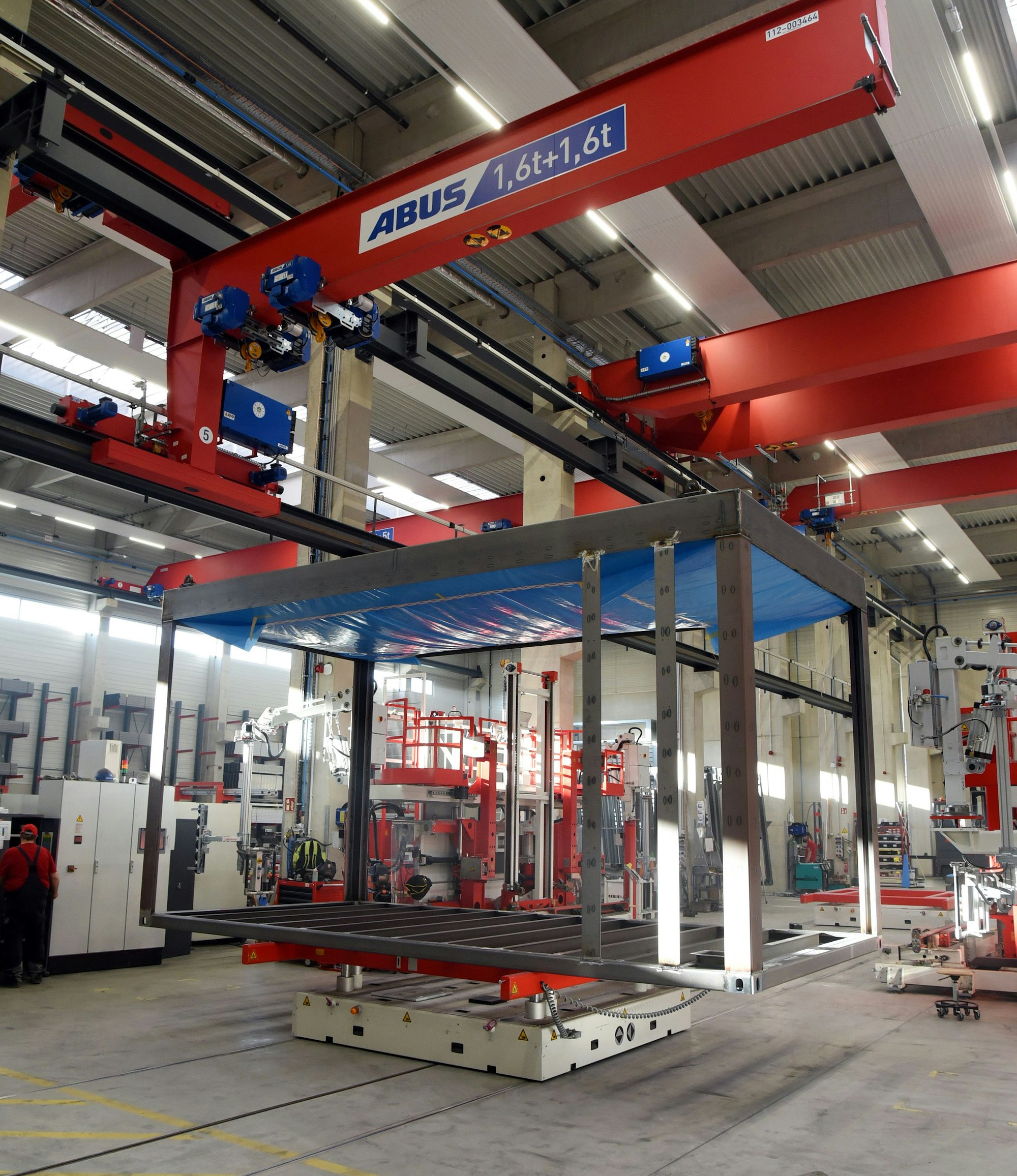 Die Fertigung von Container und Raummodulen aller Art läuft in Morsbach-Lichtenberg nahezu vollautomatisiert. Die schwere Ware wird auf einem 2,3 Kilometer langen Schienennetz durch die Hallen bewegt.