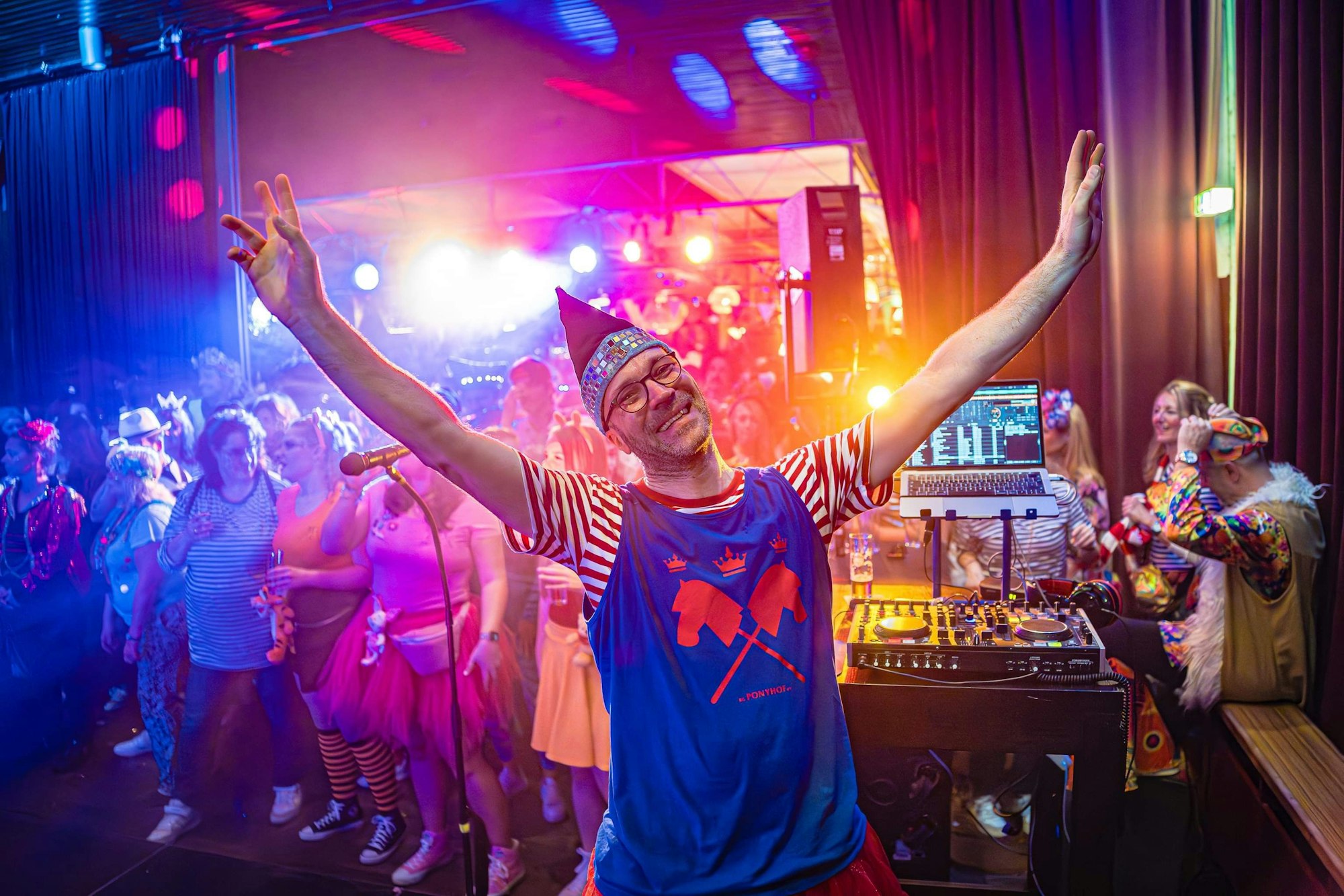 Sascha Verhey legt als DJ Kapellmeister im Karneval auf.