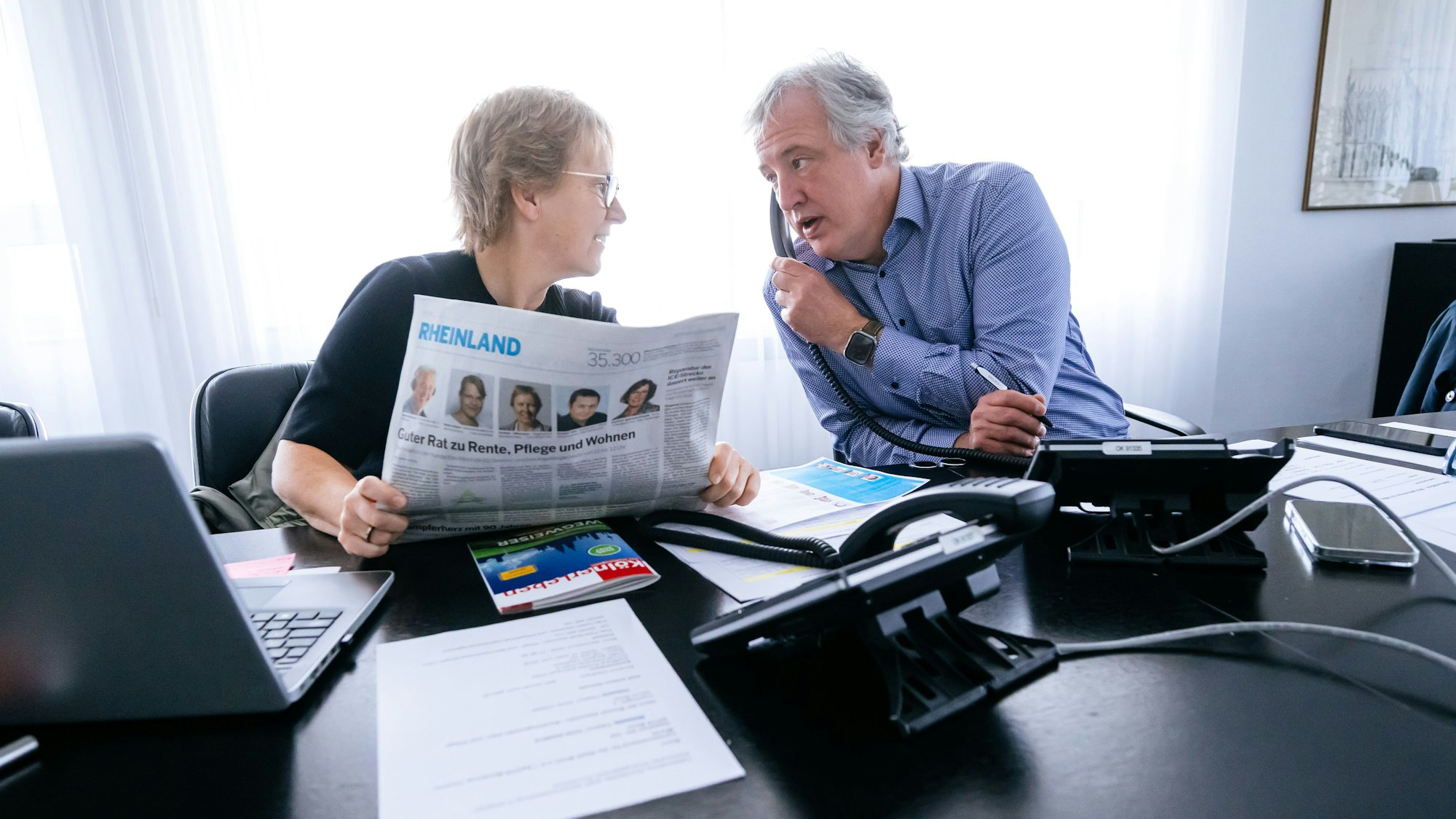 Eine schnelle Frage unter Kollegen - das ist der Vorteil, wenn mehrere Experten an einem Tisch sitzen. Hier: Annette Offermann und Stephan Hauser.