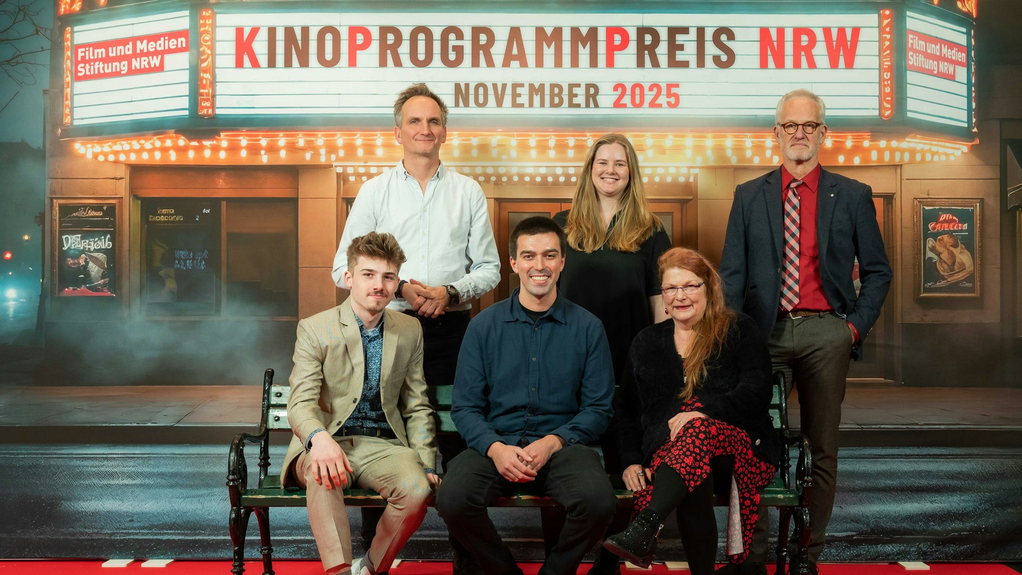 Dr. Daniel Huys, Paulina Zacharias und Jürgen Novotny (obere Reihe v.l. sowie Laurenz Zacharias, Marcus Schuder und Petra Stratmann (sitzend v.l.) holten den Kinoprogrammpreis ab.