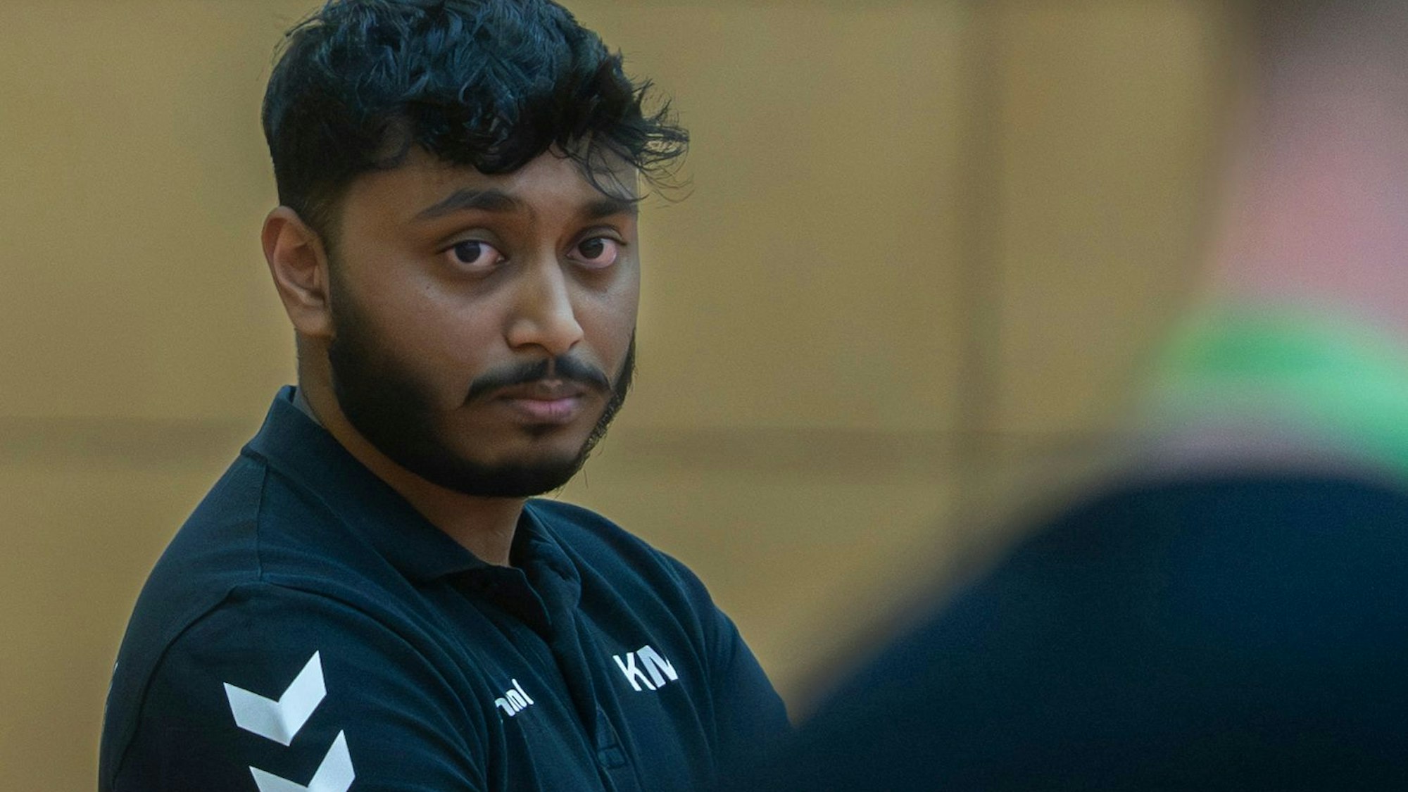 Handball-Trainer Kajeepan Maheswaren am Spielfeldrand.