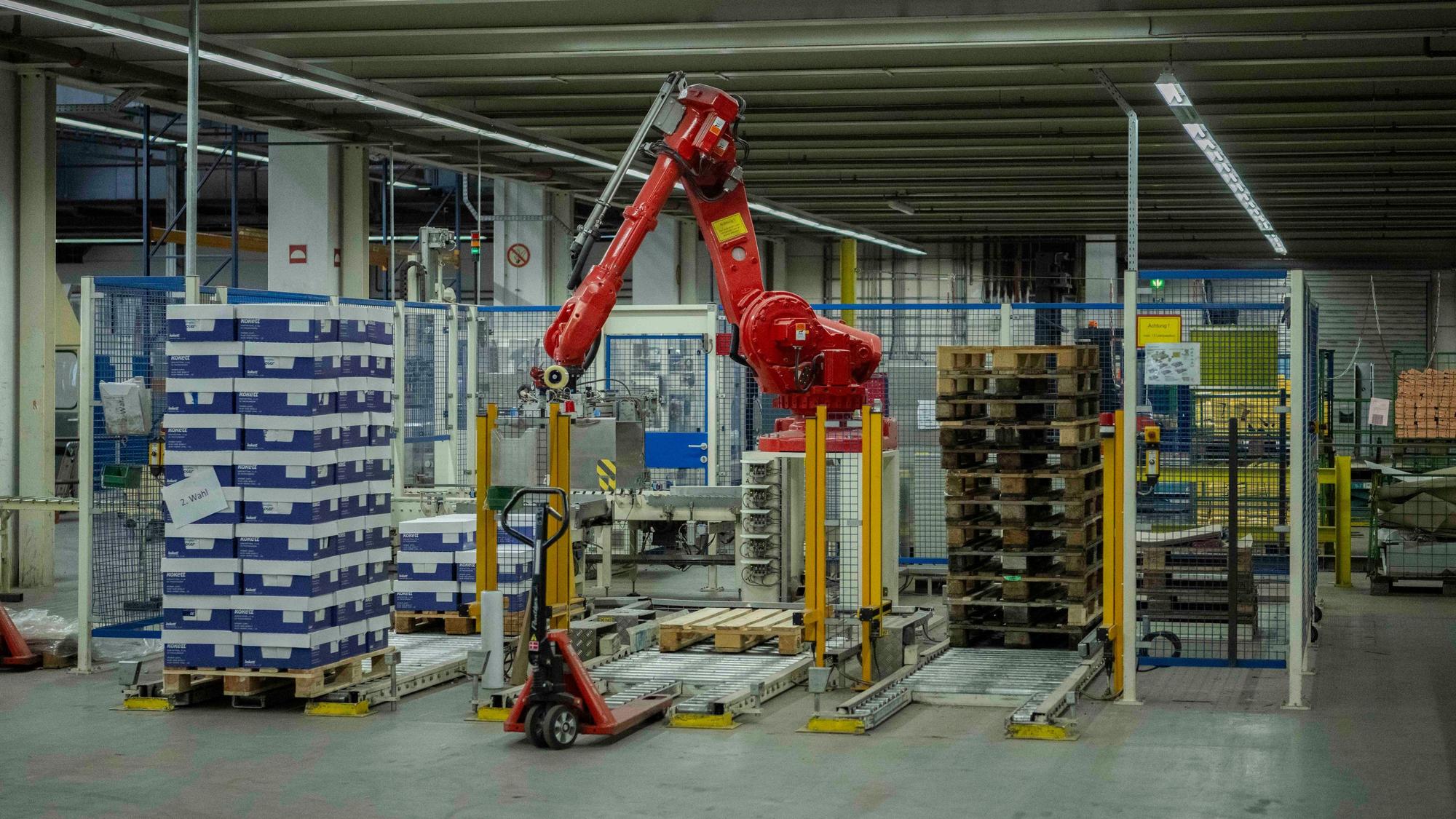 Das Bild zeigt einen roten Roboter.