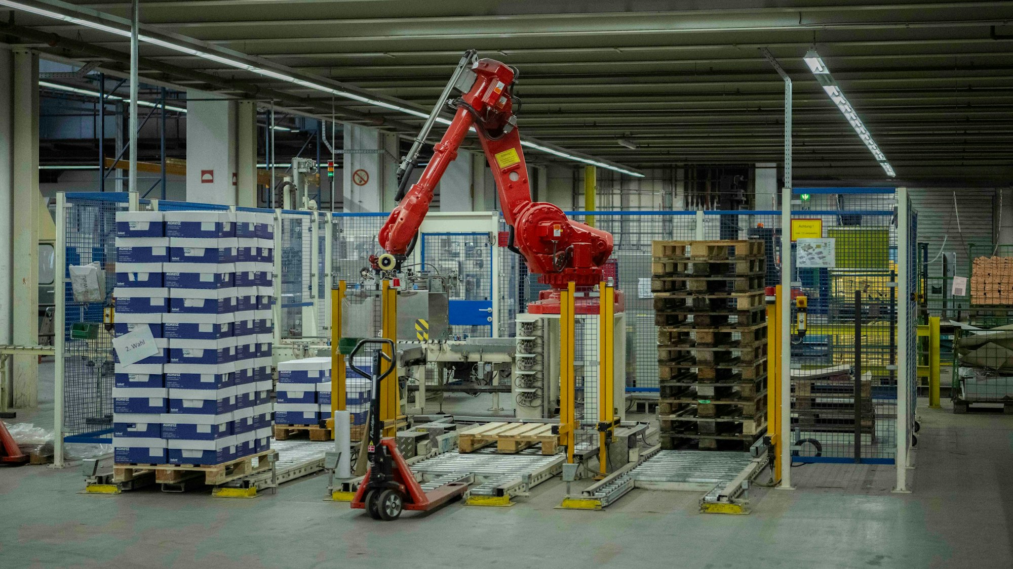 Das Bild zeigt einen roten Roboter.