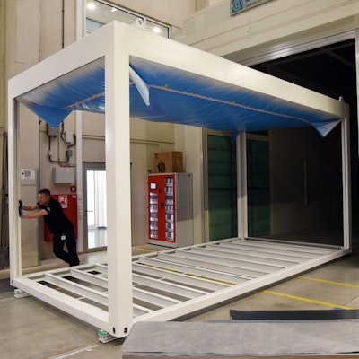 Von Hand und nahezu mühelos schiebt Vorarbeiter Daniel Hähner bei Pro-Contain in Morsbach-Lichtenberg ein Containergerippe aus einer der Lackierstraßen. 2,3 Kilometer misst das Schienennetz in der Halle. Unser Foto zeigt den Mann bei der Arbeit.