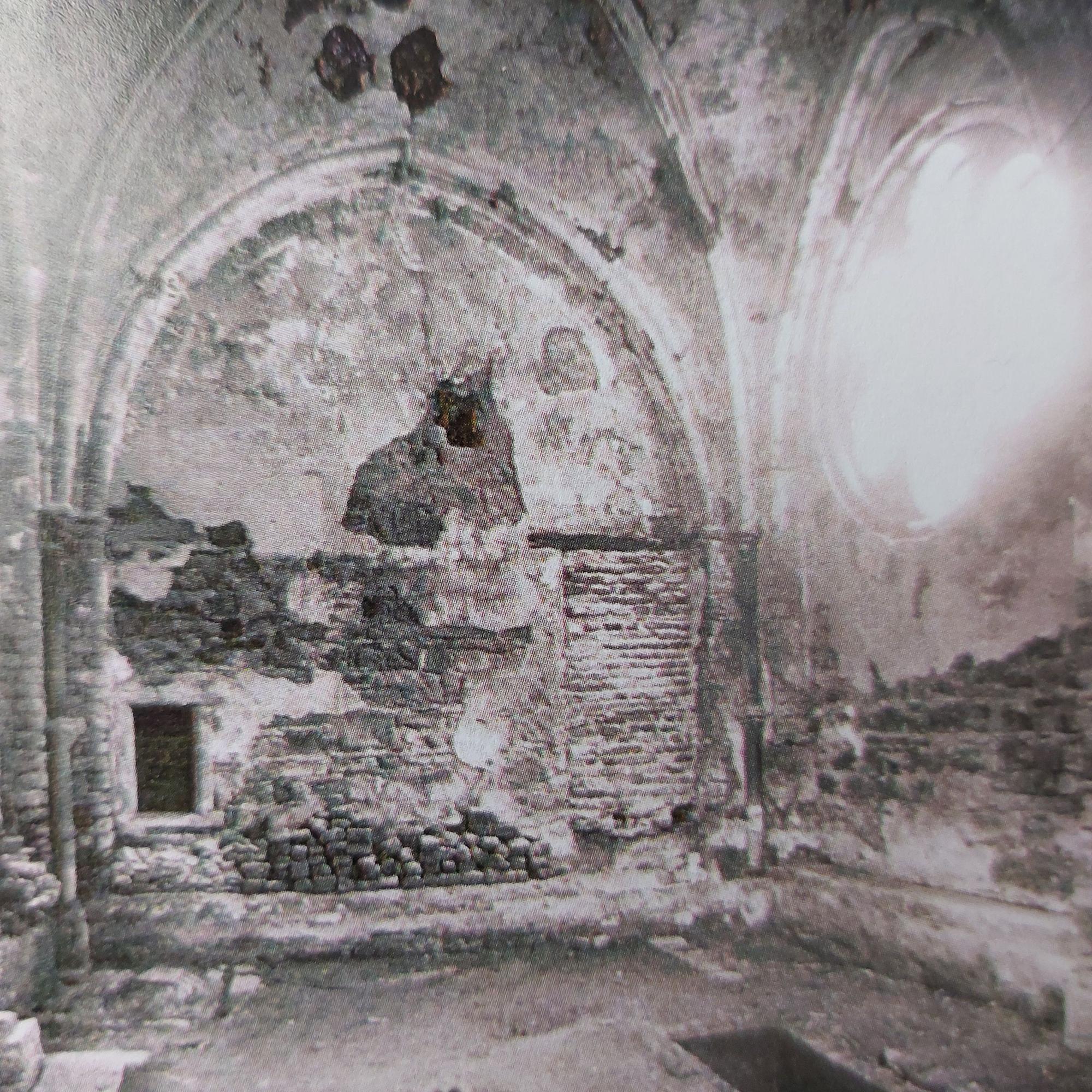 Kaputte Wände in einer Kapelle.