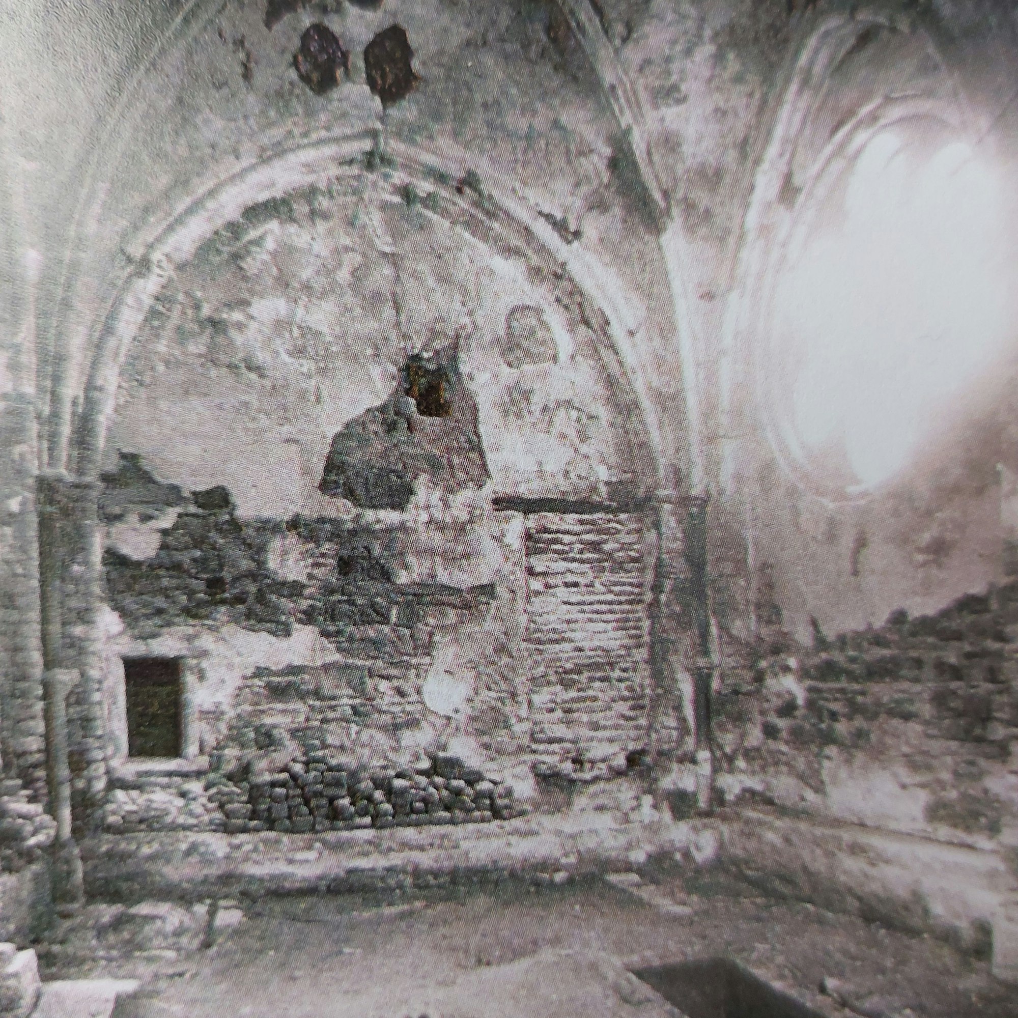 Kaputte Wände in einer Kapelle.